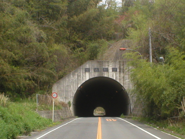 結構、長いよ、このトンネル。